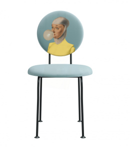 Krzesło tapicerowane CURIOS 1 " Kobieta z gumą balonową "