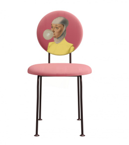 Krzesło tapicerowane CURIOS 1 " Kobieta z gumą balonową "